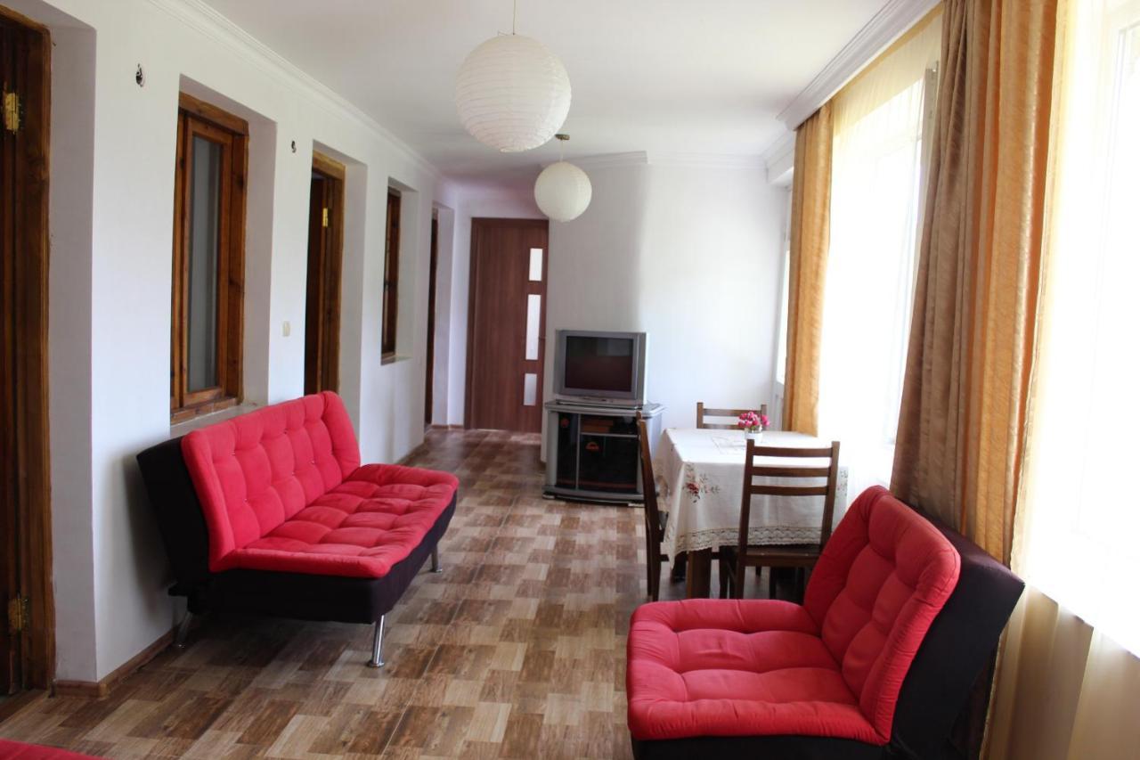 Guest House Racha Ambrolauri Exterior foto