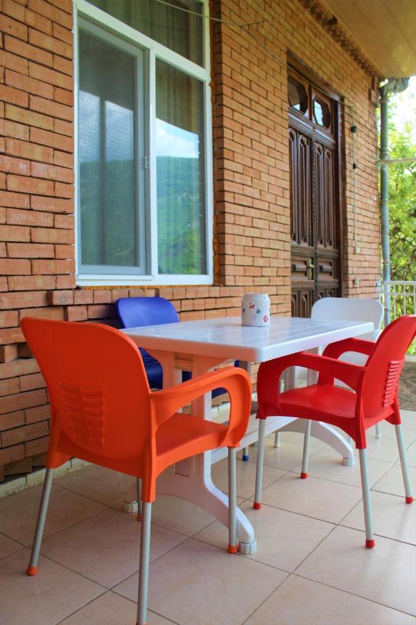 Guest House Racha Ambrolauri Exterior foto